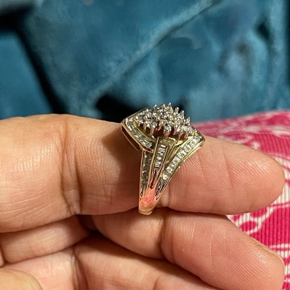 10k Gold .75 ct Diamond Ring. - Picture 8 of 9